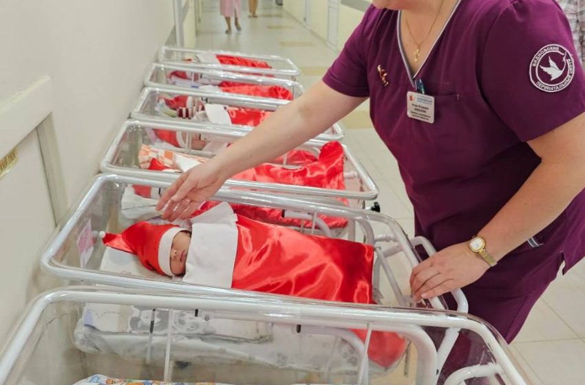  В Подмосковье почти 500 семей получили выплату при рождении третьего ребенка.