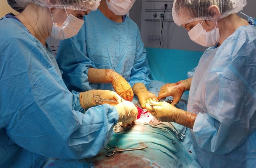  Врачи удалили девушке 30-сантиметровую опухоль в яичнике