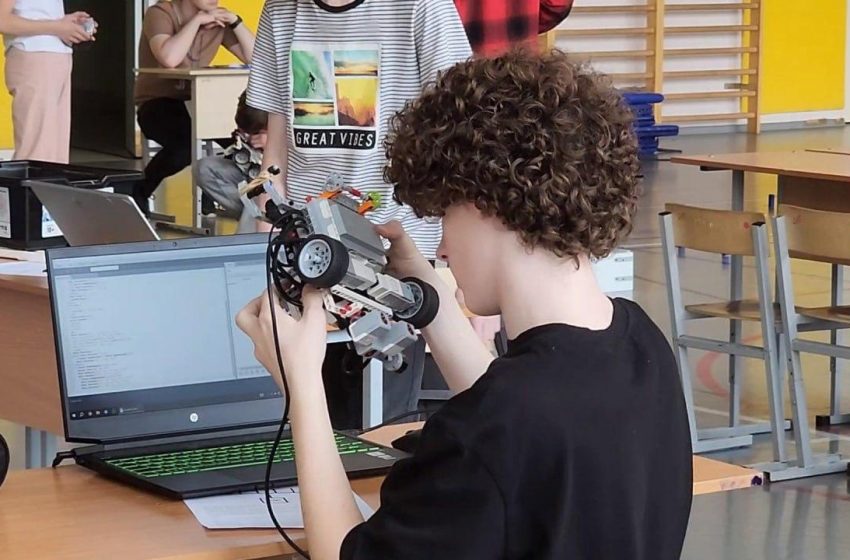   Подмосковные школьники стали лучшими на чемпионате «РобоКап. Россия — 2025»