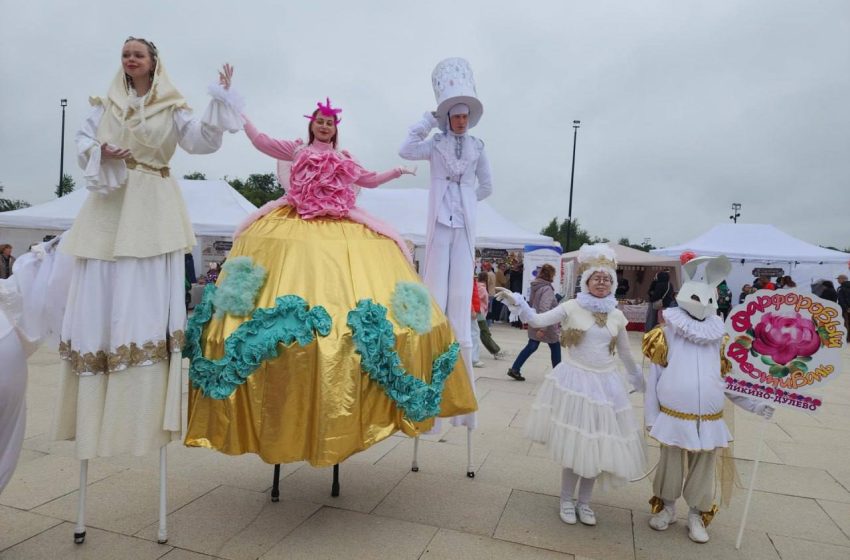  В Подмосковье состоялся фарфоровый фестиваль «Агашка». ￼