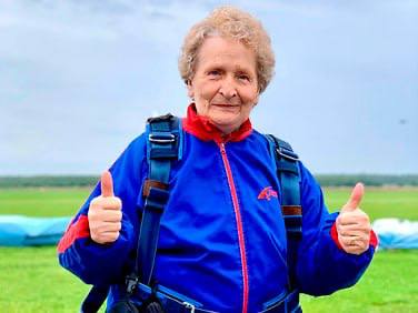  Участница «Активного долголетия» из Озер совершила прыжок с парашютом.