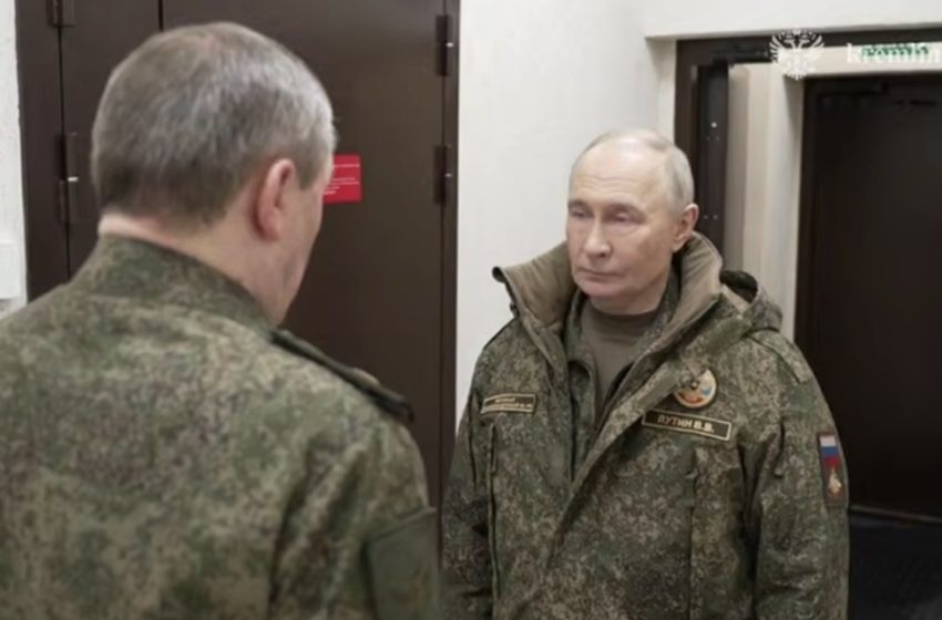  Путин посетил один из пунктов управления войск. 