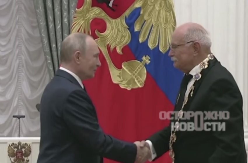  Путин вручил Михалкову высшую награду.