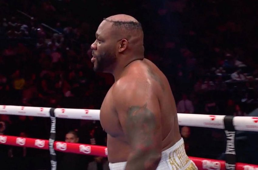  В США боксер лишился парика во время боя.