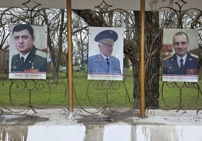  Пьяный житель Ейска облил вином городскую доску почета.