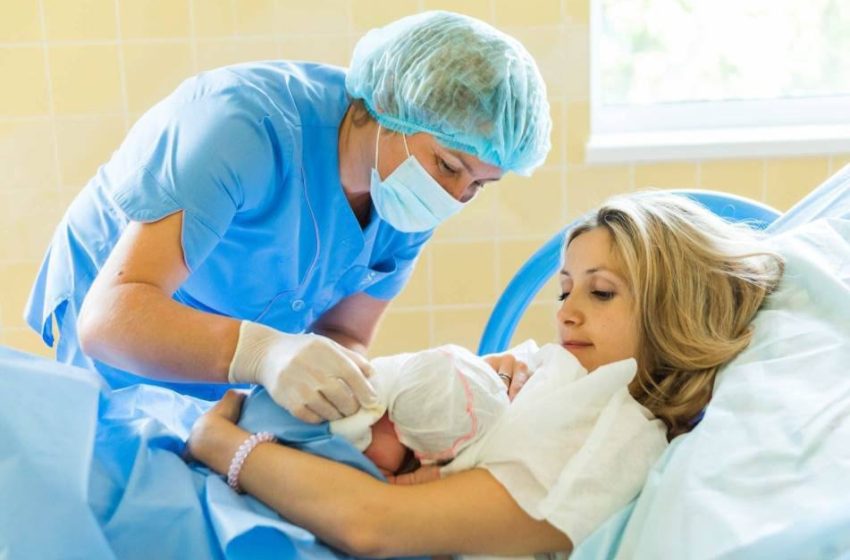  В мире не хватает почти миллиона акушерок